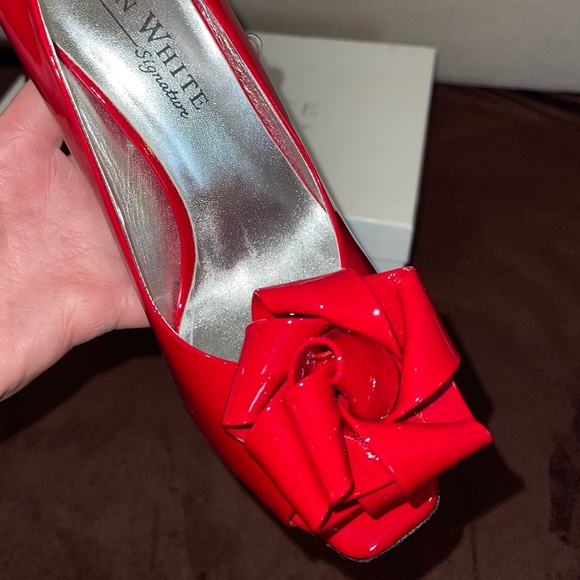 Ron White Signature Victoria Lipgloss Patent Pump Vibrant Red Size 37.5 Heels - Picture 5 of 7